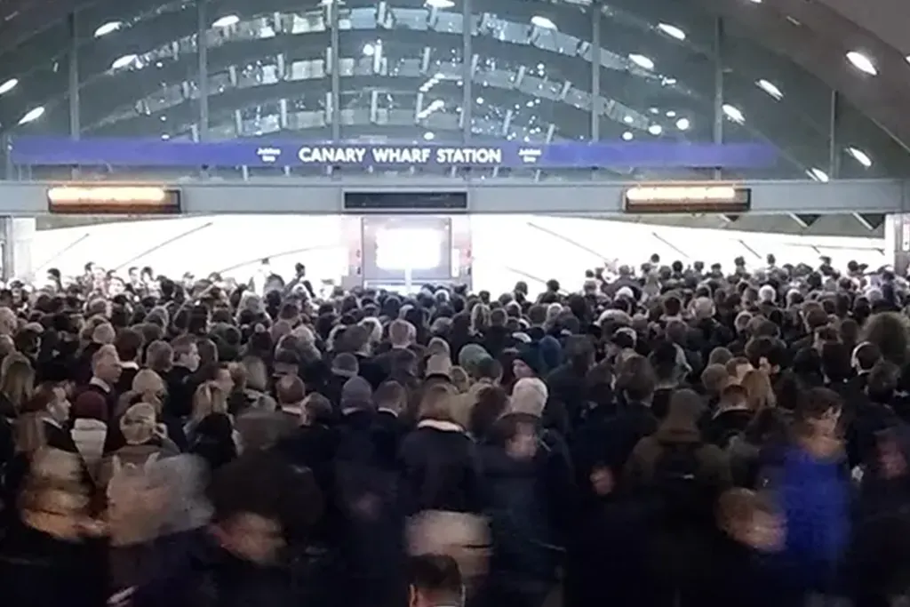 Crowd at Canary Wharfstation